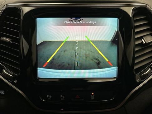 Used 2019 Jeep Cherokee Overland w/ Technology Group AWD/4WD image 27