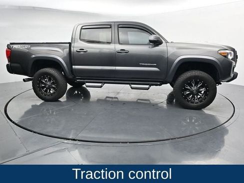 Used 2017 Toyota Tacoma TRD Sport AWD/4WD image 12