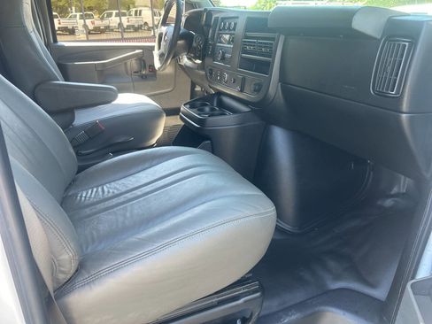 Used 2017 Chevrolet Express 2500 RWD image 20