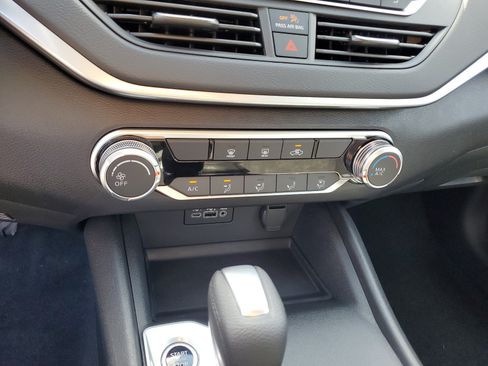 Used 2025 Nissan Altima 2.5 S FWD image 17
