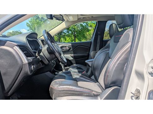 Used 2018 Jeep Cherokee Trailhawk w/ Comfort/Convenience Group image 14