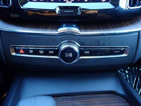 Used 2022 Volvo XC60 B5 Momentum image 22