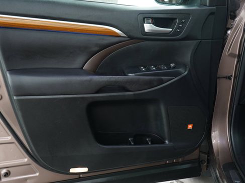 Used 2017 Toyota Highlander Limited AWD/4WD image 19