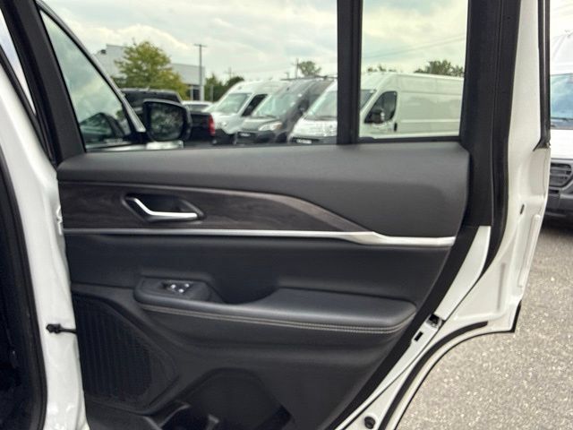 Used 2023 Jeep Grand Cherokee Limited w/ Black Appearance Package AWD/4WD image 28