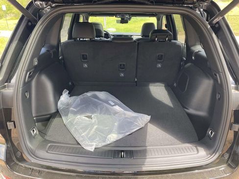 New 2026 Jeep Grand Cherokee Limited w/ Luxury Tech Group II RWD image 38