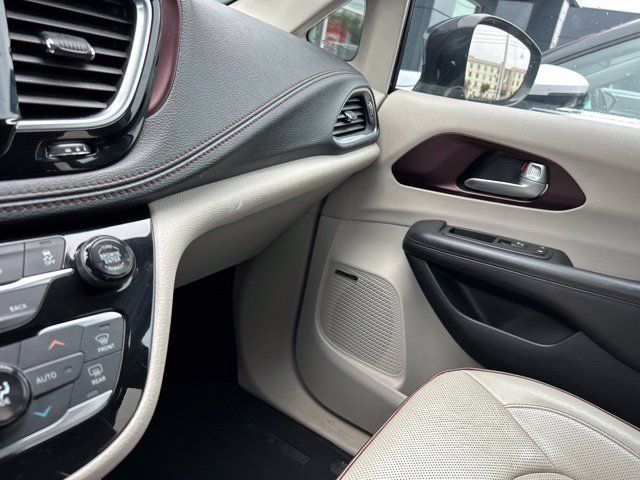Used 2017 Chrysler Pacifica Limited FWD image 36