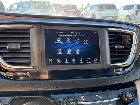 Used 2019 Chrysler Pacifica Touring image 46