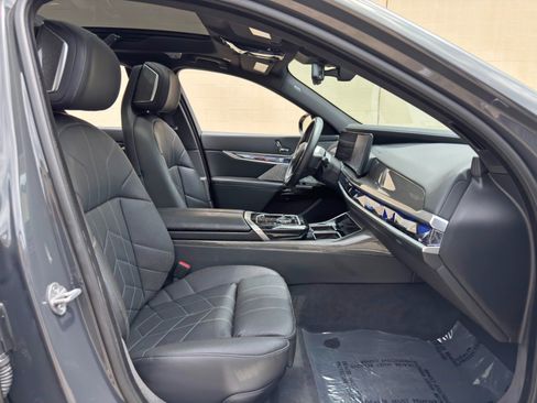 Used 2024 BMW i7 eDrive50 w/ M Sport Package RWD image 17