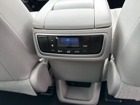 Used 2017 Toyota Highlander XLE AWD/4WD image 14