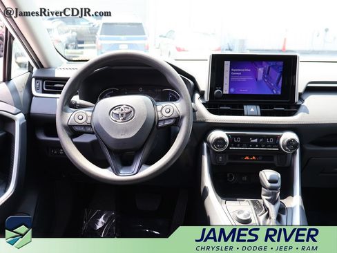 Used 2025 Toyota RAV4 XLE AWD/4WD image 17