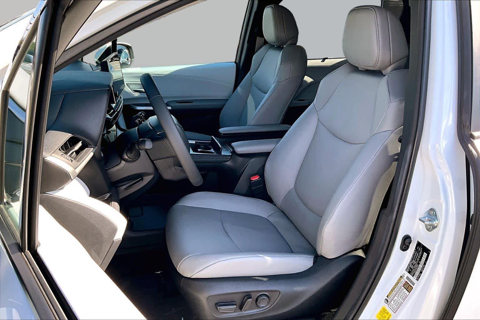 Used 2025 Toyota Sienna XLE FWD image 8