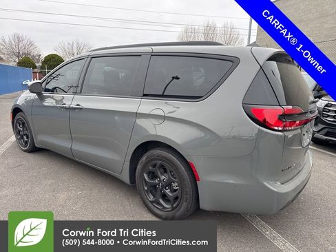 Used 2021 Chrysler Pacifica Touring-L w/ Uconnect Theater Family Group image 15