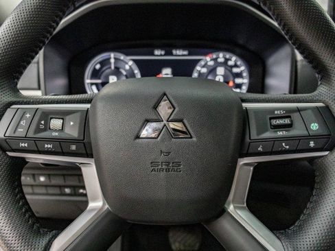 New 2025 Mitsubishi Outlander SE image 8