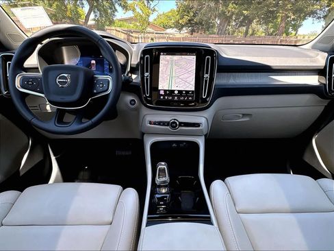 Used 2026 Volvo XC40 B4 Plus w/ Climate Package FWD image 18
