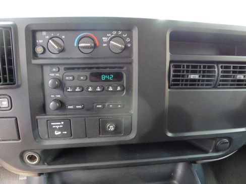 Used 2007 Chevrolet Express 3500 Extended Passenger RWD image 7
