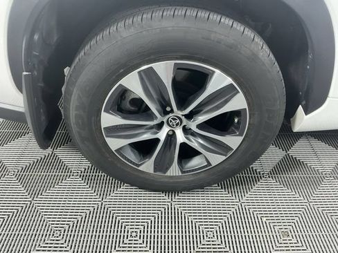 Used 2023 Toyota Highlander XLE AWD/4WD image 18