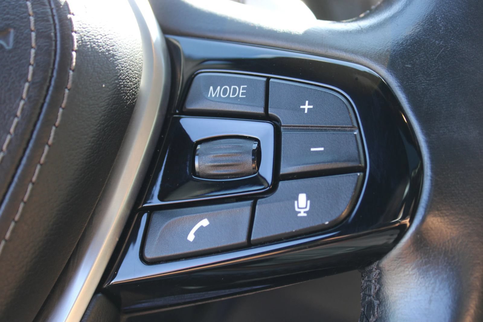 Used 2019 BMW 530e w/ Premium Package RWD image 26