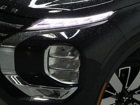 New 2025 Mitsubishi Outlander SE image 2