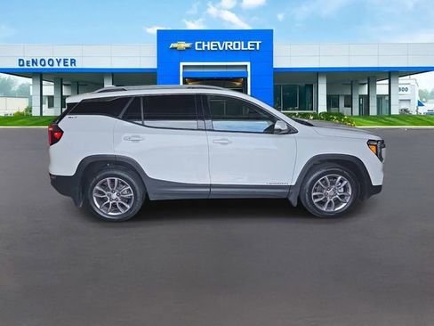 Used 2023 GMC Terrain SLT w/ Infotainment Package II AWD/4WD image 9