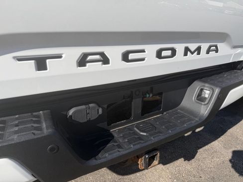 Used 2018 Toyota Tacoma TRD Sport w/ Technology Package AWD/4WD image 23
