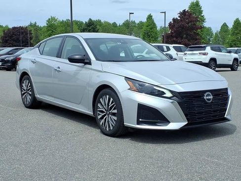 Used 2024 Nissan Altima 2.5 SV FWD image 3