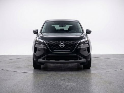 Used 2025 Nissan Rogue SV image 2