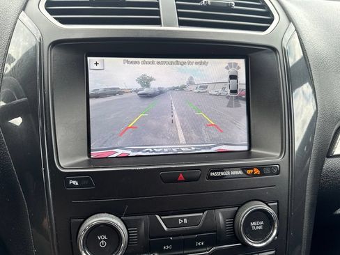 Used 2018 Ford Explorer XLT w/ Equipment Group 202A AWD/4WD image 21