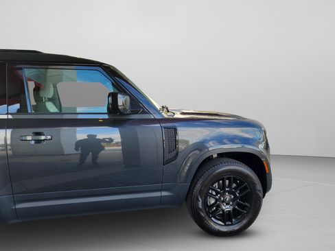 Used 2025 Land Rover Defender 90 S image 28