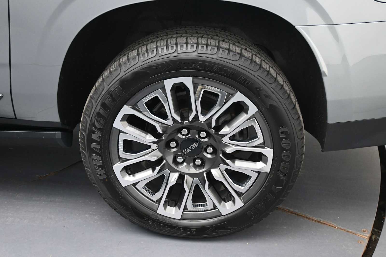 Used 2023 GMC Yukon XL Denali Ultimate AWD/4WD image 5