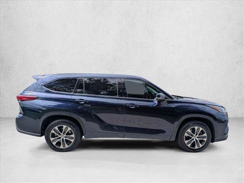 Used 2022 Toyota Highlander XLE FWD image 4