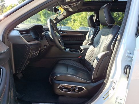 Used 2023 Jeep Grand Cherokee L Summit w/ Luxury Tech Group V AWD/4WD image 15