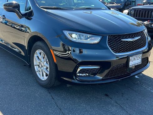 Certified 2024 Chrysler Pacifica Touring-L image 10