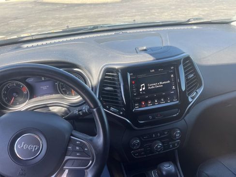 Used 2019 Jeep Cherokee Limited w/ Luxury Group FWD image 12