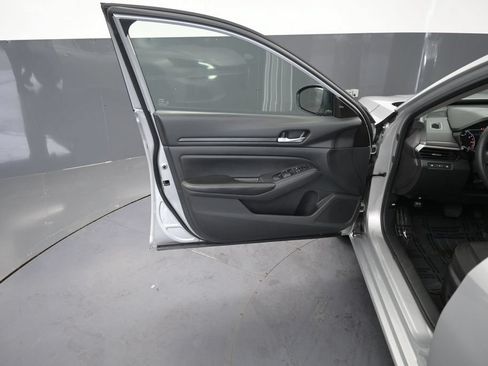 Used 2024 Nissan Altima 2.5 SV FWD image 23