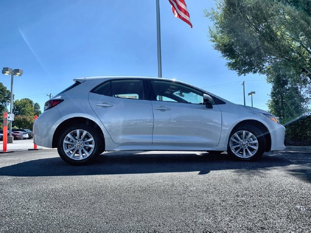 Used 2025 Toyota Corolla SE w/ SE Package FWD image 9