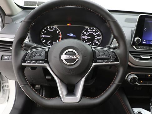 Used 2025 Nissan Altima 2.5 SR image 16