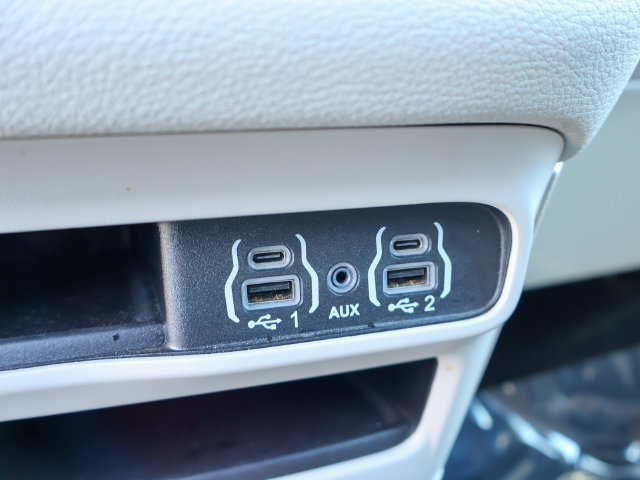 Used 2024 Chrysler Pacifica Limited FWD image 22