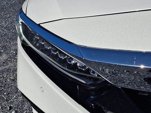 Used 2018 Honda Accord Touring image 12