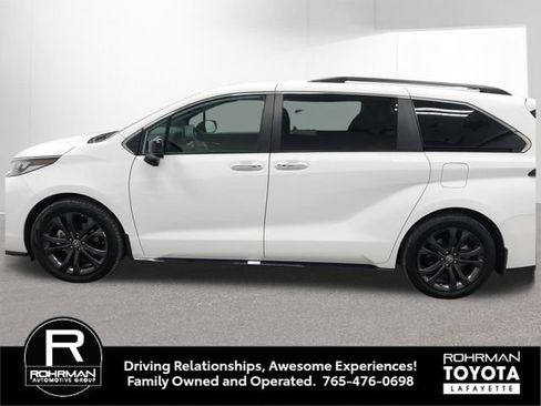 Used 2023 Toyota Sienna XSE FWD image 3
