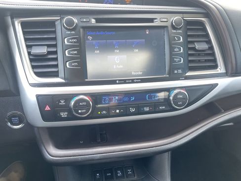 Used 2019 Toyota Highlander XLE image 18