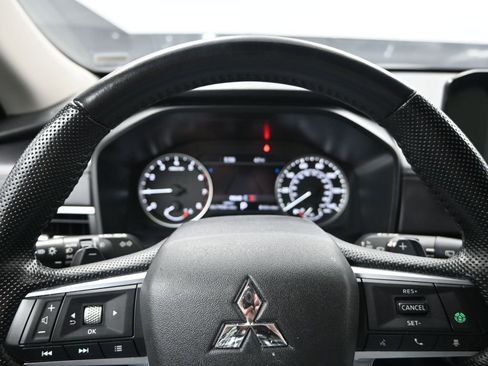 Used 2024 Mitsubishi Outlander SE Black Edition image 15