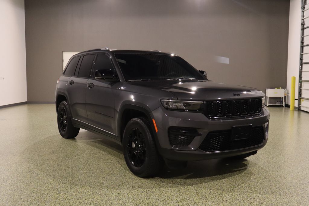 Used 2025 Jeep Grand Cherokee Laredo RWD image 1