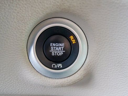 Used 2023 Chrysler Pacifica Limited FWD image 18