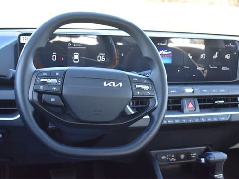 New 2025 Kia K4 LXS image 16
