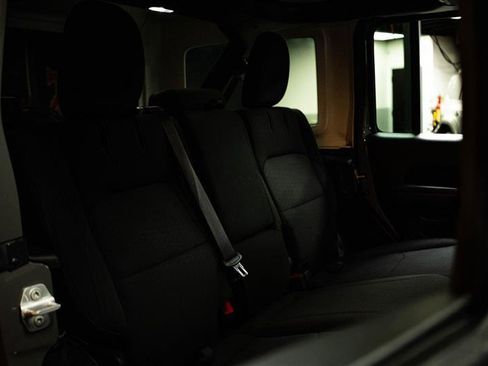 Used 2025 Jeep Wrangler Unlimited Sahara image 11