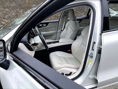 Used 2022 Volvo S60 B5 Momentum w/ Climate Package FWD image 23