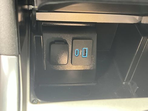 Used 2020 Ford Explorer XLT w/ Equipment Group 202A AWD/4WD image 29