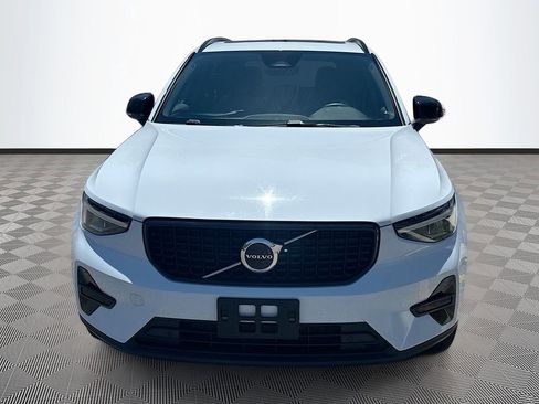 Used 2024 Volvo XC40 B5 Core AWD/4WD image 2