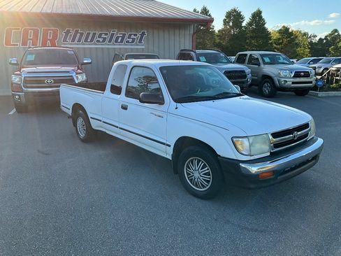 Used 2000 Toyota Tacoma SR5 image 2