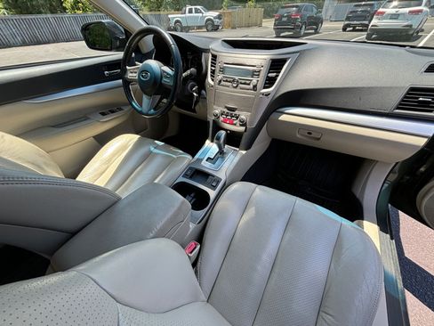 Used 2010 Subaru Outback 2.5i Premium AWD/4WD image 17